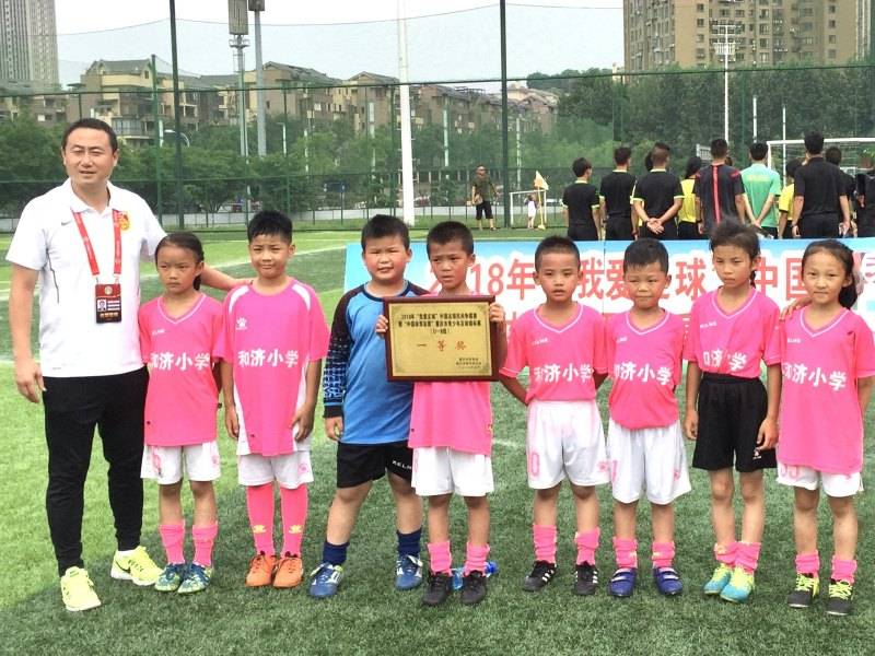 签下西甲球队职业合同的16岁少年刘凯源在重庆开启青训